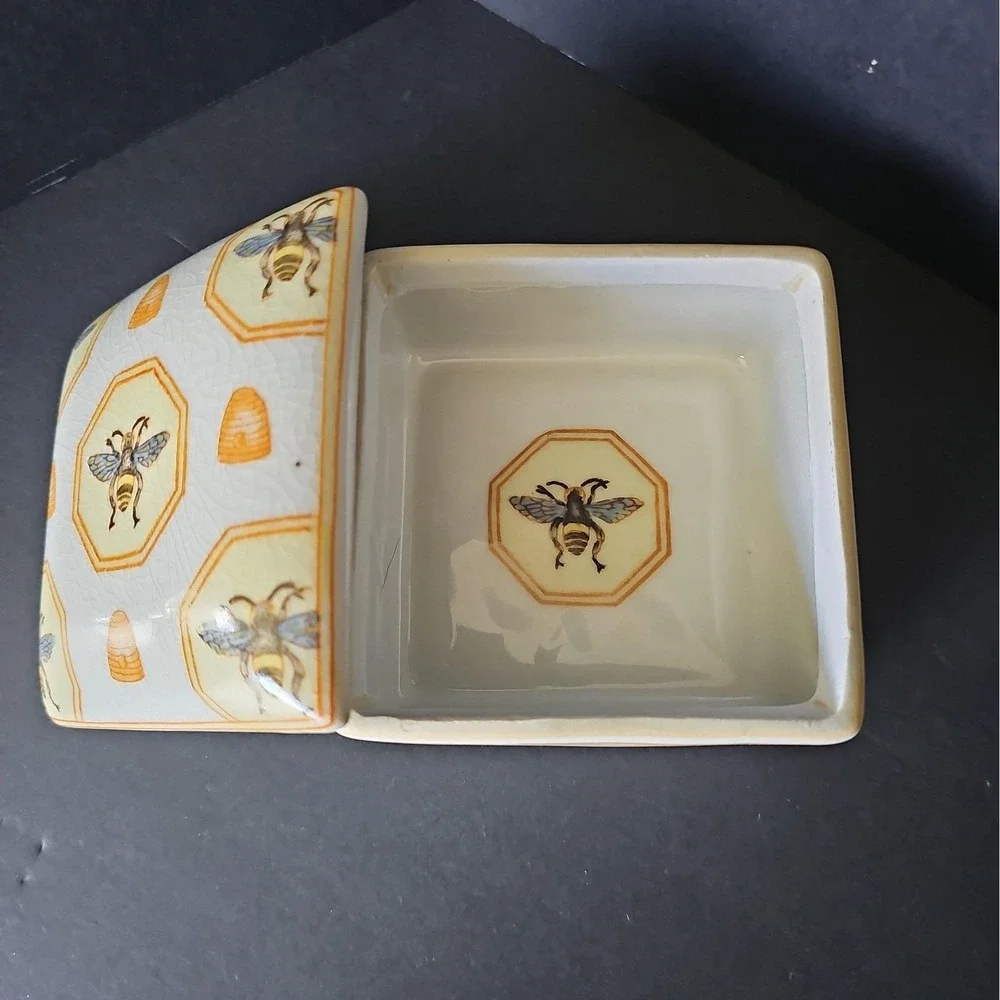 Homart ceramic bee